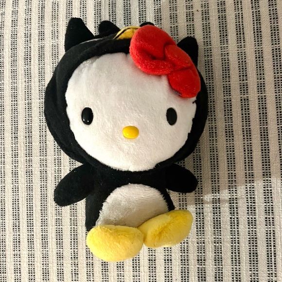 ๐ RARE ๐ - limited edition Hello Kitty plushie dressed in Badtz-Maru costume - Picture 4 of 10